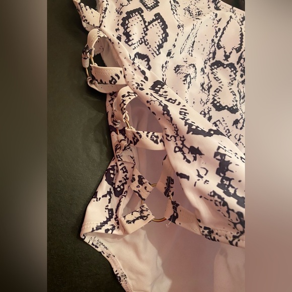 Edelqual One Piece Swimsuit High Cut with side Cutouts White Snakeskin Size XXL - Picture 12 of 16